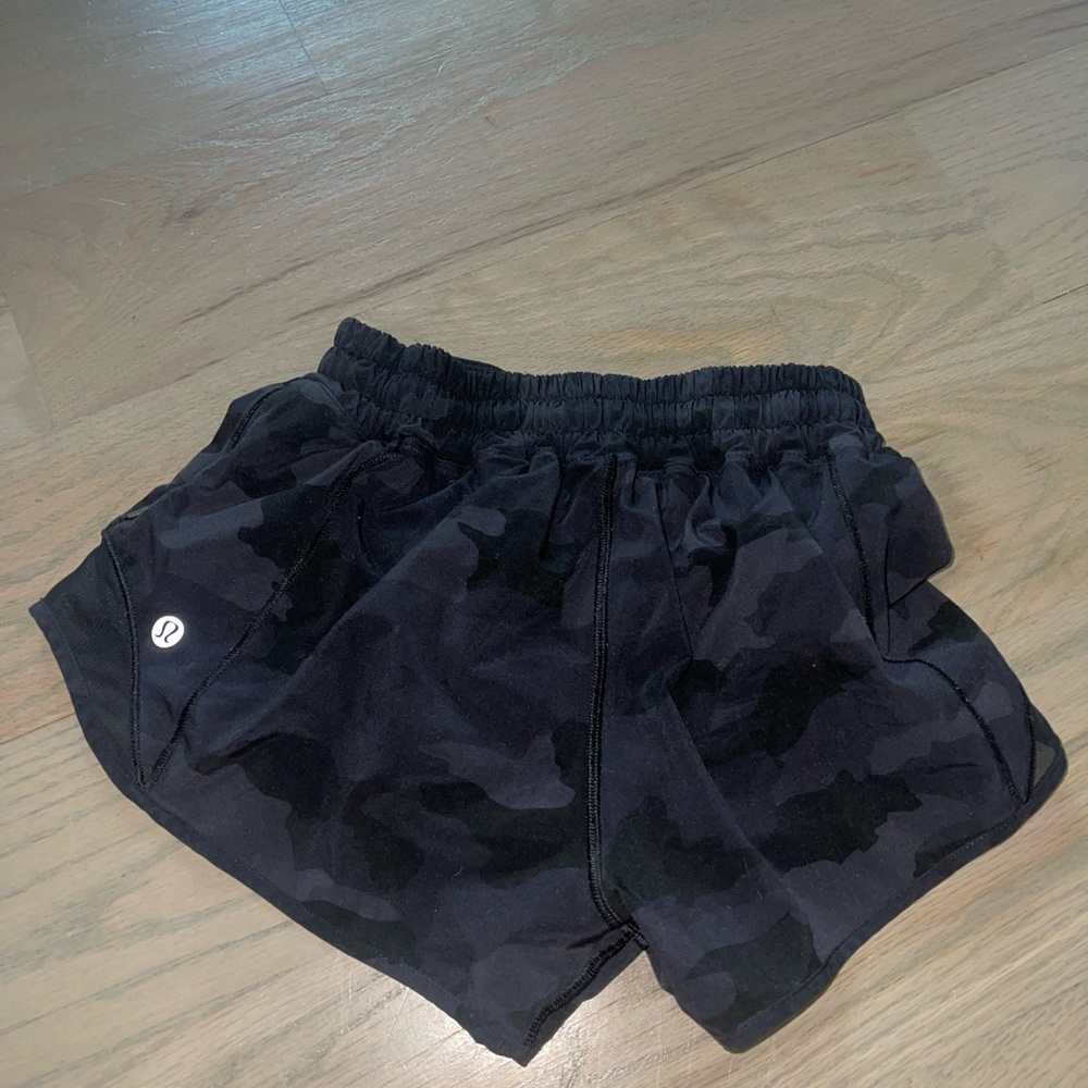 Black camo hotty hot short 2.5 inch seam